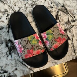 Gucci supreme slides SZ 8